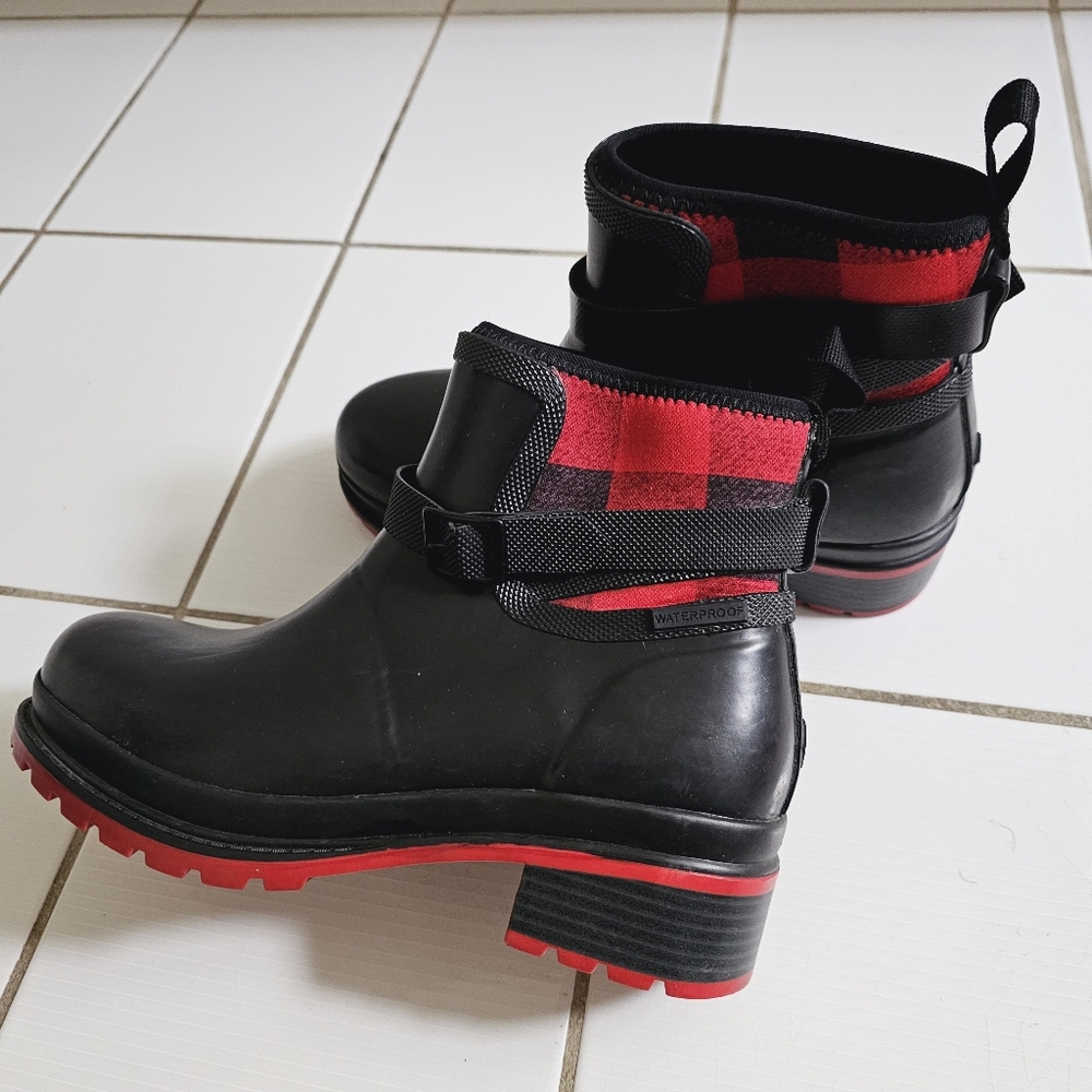 MUCK  Ankle Rubber Boot Black/Red Plaid Sz US 9 EU 40 Fall/Winter